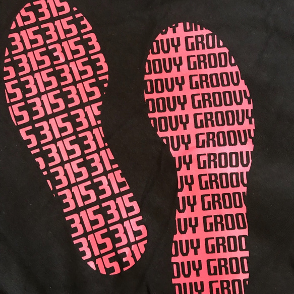 色違いあり！  かわいい足跡 kick!!  GROOVY ブラック×ピンク 半袖Tシャツ 2枚目の画像
