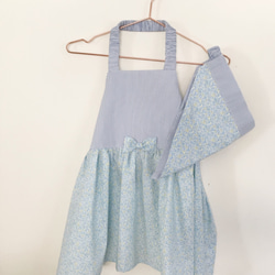 120cm小花柄女の子ドレスエプロン三角巾セット(ブルー） 2枚目の画像
