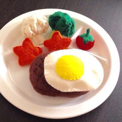 受注製作/めだま焼き乗せハンバーグプレート/フェルトのおままごと