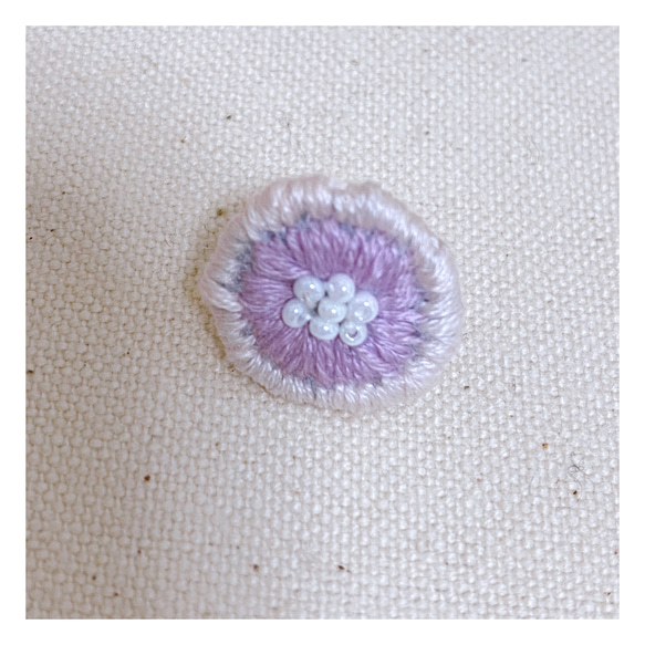 刺繍の小粒ピアス 2枚目の画像