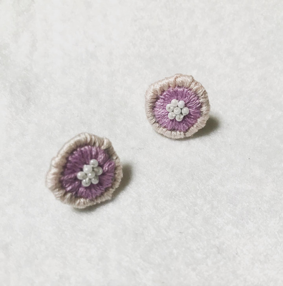 刺繍の小粒ピアス 3枚目の画像