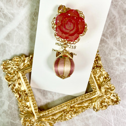 薔薇と巻き玉猫のブローチ「金桃」 3枚目の画像
