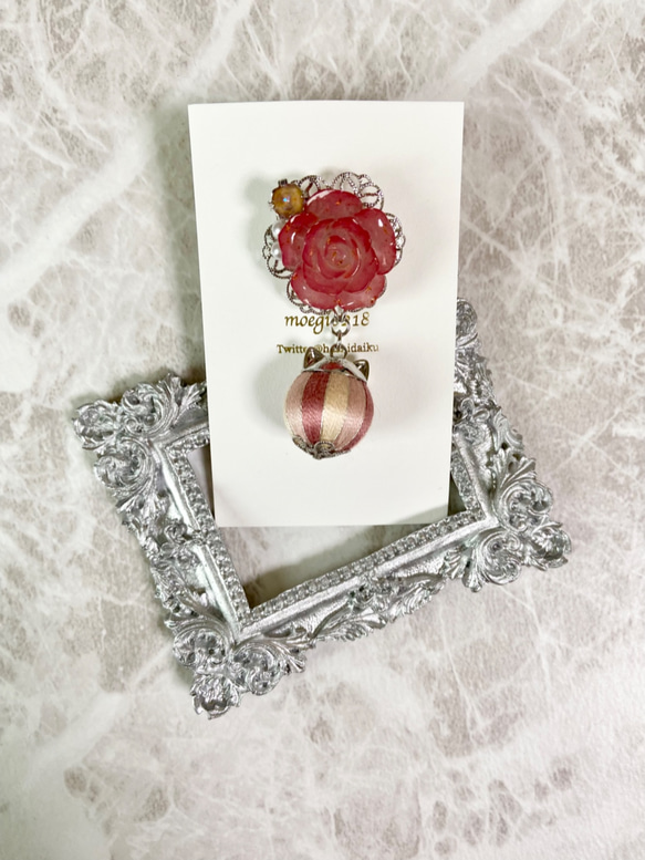 薔薇と巻き玉猫のブローチ「銀桃」 4枚目の画像