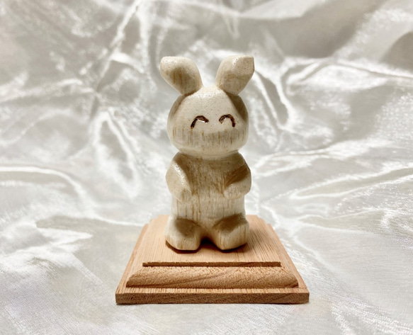 木彫りのにっこりウサギ 1枚目の画像