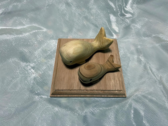 クジラのペア【ヒノキ＆杉赤身木彫り】 5枚目の画像