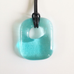 ガラスのネックレス：rock candy (light aquamarine blue) 3枚目の画像