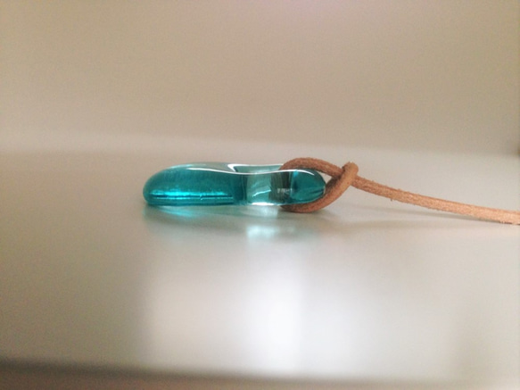 ガラスのネックレス：rock candy (light aquamarine blue) 5枚目の画像