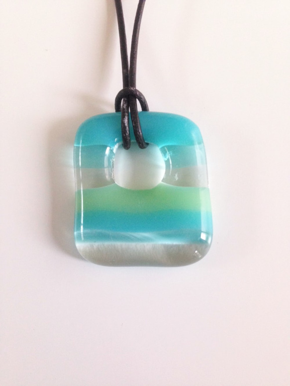 ガラスのネックレス：rock candy (aquamarine blue×clear ) 3枚目の画像