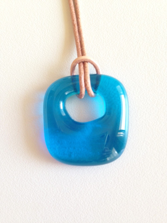 ガラスのネックレス：rock candy (turquoise blue) 1枚目の画像