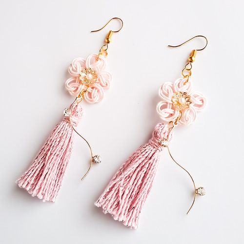 水引*揺れる桜結びとタッセルのピアス／イヤリング ピアス（フック