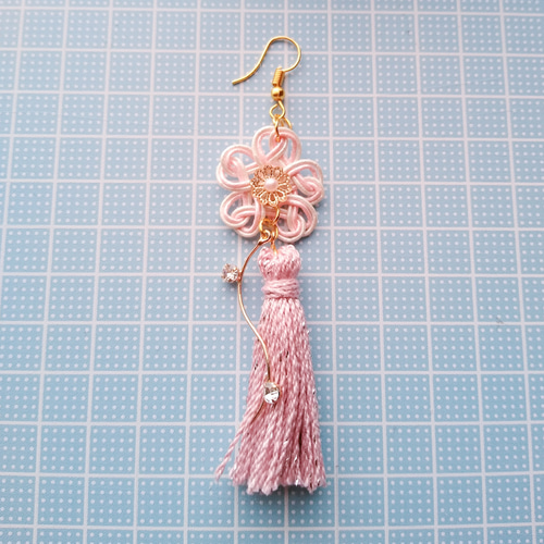 水引*揺れる桜結びとタッセルのピアス／イヤリング ピアス（フック