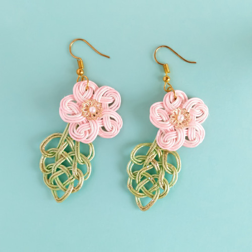 水引*揺れる桜結びと葉っぱのピアス／イヤリング ピアス（フック