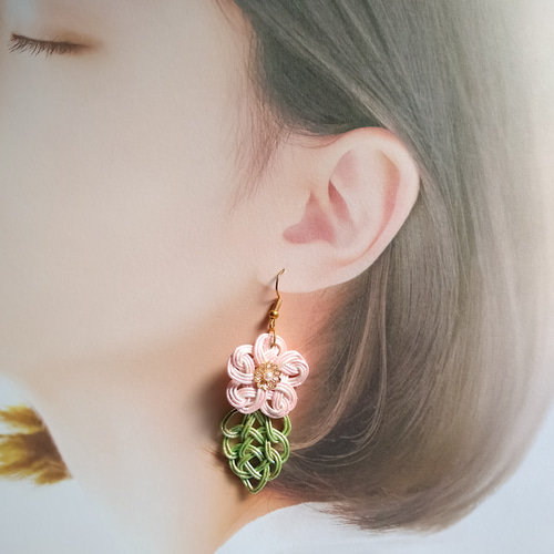 水引*揺れる桜結びと葉っぱのピアス／イヤリング ピアス（フック