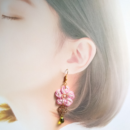 水引*桜結びとチェコガラスビーズのピアス／イヤリング ピアス（フック