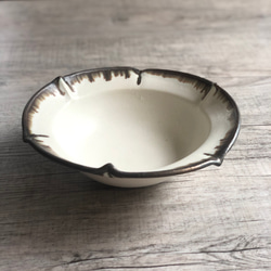 【送料無料】白釉花弁リムbowl 1枚目の画像