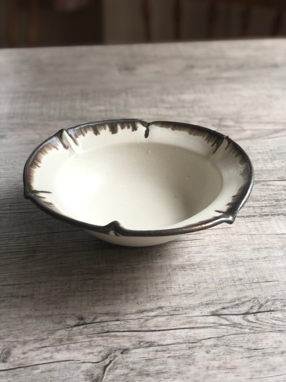 【送料無料】白釉花弁リムbowl 1枚目の画像