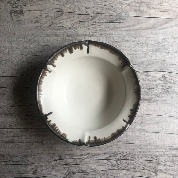 【送料無料】白釉花弁リムbowl 2枚目の画像
