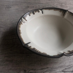 【送料無料】白釉花弁リムbowl 4枚目の画像
