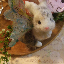 Rabbit@flower garden(太陽のチョーカーを着けたお澄ましうさぎ＋月＋羽＋フェイクスイーツケーキ） 1枚目の画像