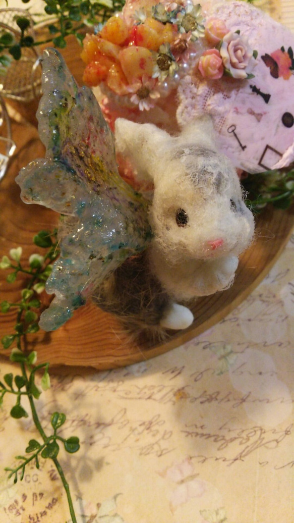 Rabbit@flower garden(太陽のチョーカーを着けたお澄ましうさぎ＋月＋羽＋フェイクスイーツケーキ） 1枚目の画像