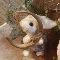 Rabbit@flower garden(太陽のチョーカーを着けたお澄ましうさぎ＋月＋羽＋フェイクスイーツケーキ） 2枚目の画像