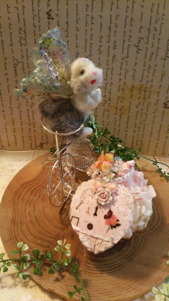 Rabbit@flower garden(太陽のチョーカーを着けたお澄ましうさぎ＋月＋羽＋フェイクスイーツケーキ） 3枚目の画像