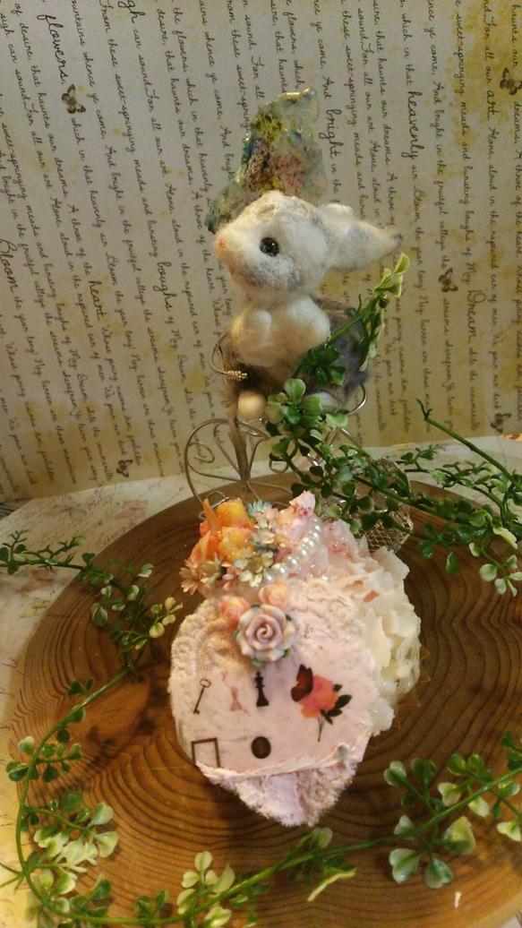 Rabbit@flower garden(太陽のチョーカーを着けたお澄ましうさぎ＋月＋羽＋フェイクスイーツケーキ） 4枚目の画像