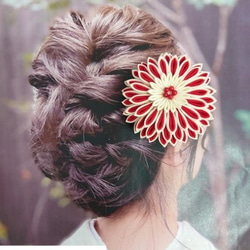 つまみ細工　髪飾り　赤×オフホワイト　ダリア 1枚目の画像