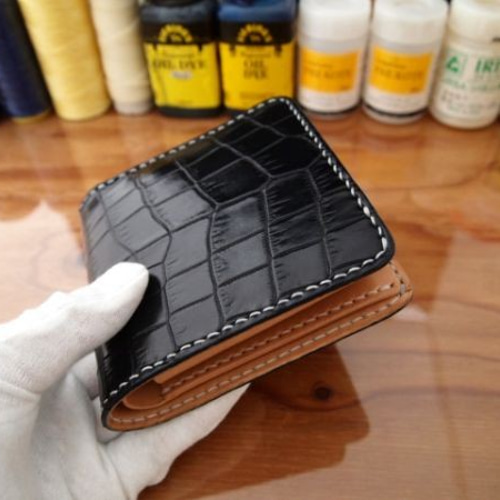 オーダー】クロコダイルの本革で作る総手縫いの2つ折ショート