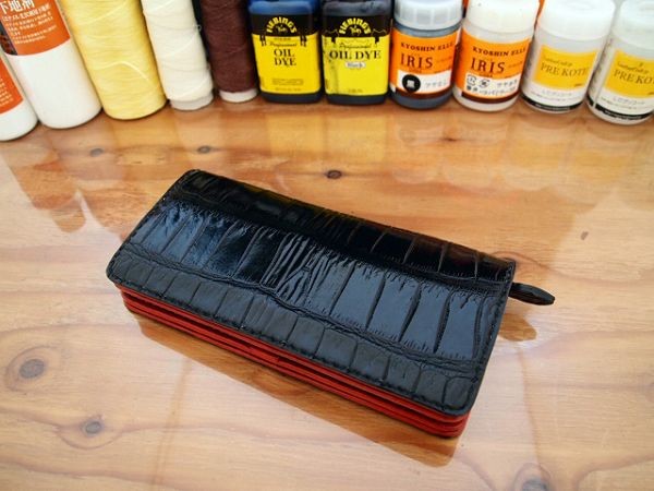 【オーダー】クロコダイル総手縫ボタン開閉式2つ折長財布黒シャイニーブラック一枚革栃木レザー赤レッド 42,770円