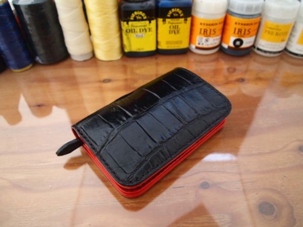 【オーダー】クロコダイル本革に合わせた2つ折財布シャイニーブラックヌメ革レッド