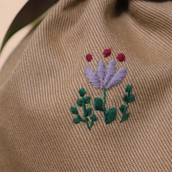 お花の刺繍入りポーチ　ブラウン 2枚目の画像