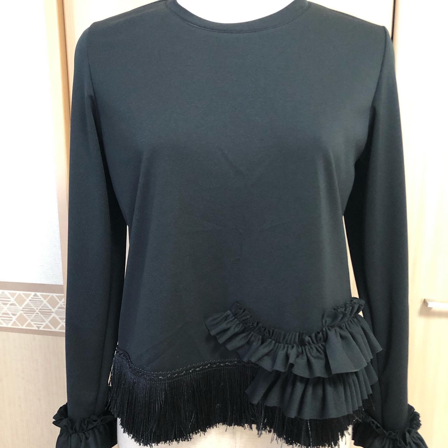 フリル長袖Tシャツ 4,756円