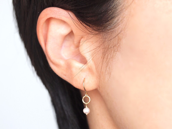 14KGF Petit Charm Earrings WH 第4張的照片