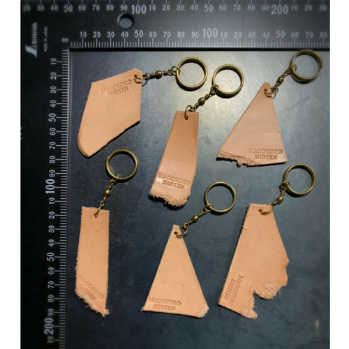 形はおまかせ ヌメ革の端切れキーホルダー キーホルダー