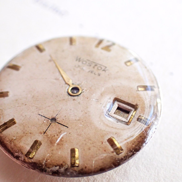 本物の文字盤ブローチ ＜アンティーク腕時計の分解アクセサリー＞ #C0007 3枚目の画像