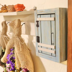 カントリー風な水色の窓型ウォールラック》アンティーク、ドア扉付き