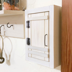 カントリー　ウォールシェルフ　ヴィンテージシェルフ　扉付 カントリー風な水色の窓型ウォールラック》アンティーク、ドア扉付き