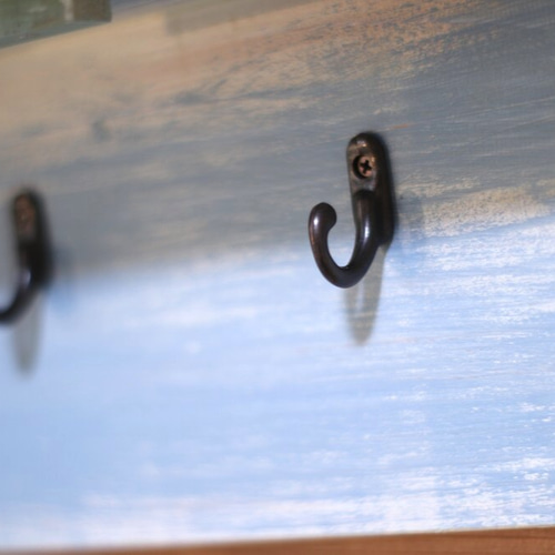 カントリー風な水色の窓型ウォールラック》アンティーク、ドア扉付き