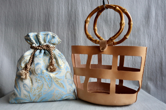 革の籠バッグ˚✧₊⁎真夏の陽射しに映えるキラキラ巾着in Leather basket ブルーペイズリー⁎⁺˳✧༚ 3枚目の画像
