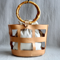 革の籠バッグ˚✧₊⁎真夏の陽射しに映えるキラキラ巾着 in Leather basket ホワイトベージュ⁎⁺˳✧༚ 2枚目の画像