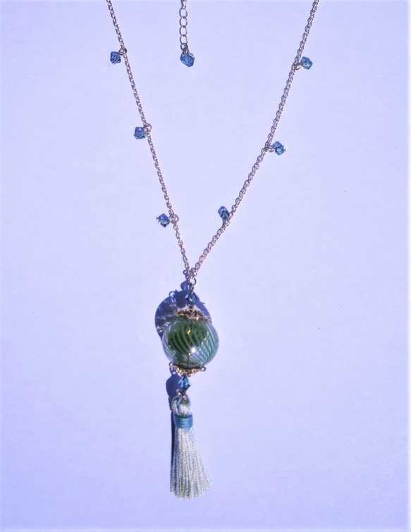 メロンのような吹きガラスのネックレス（スワロフスキー、タッセル） 2枚目の画像
