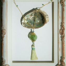 メロンのような吹きガラスのネックレス（スワロフスキー、タッセル） 3枚目の画像