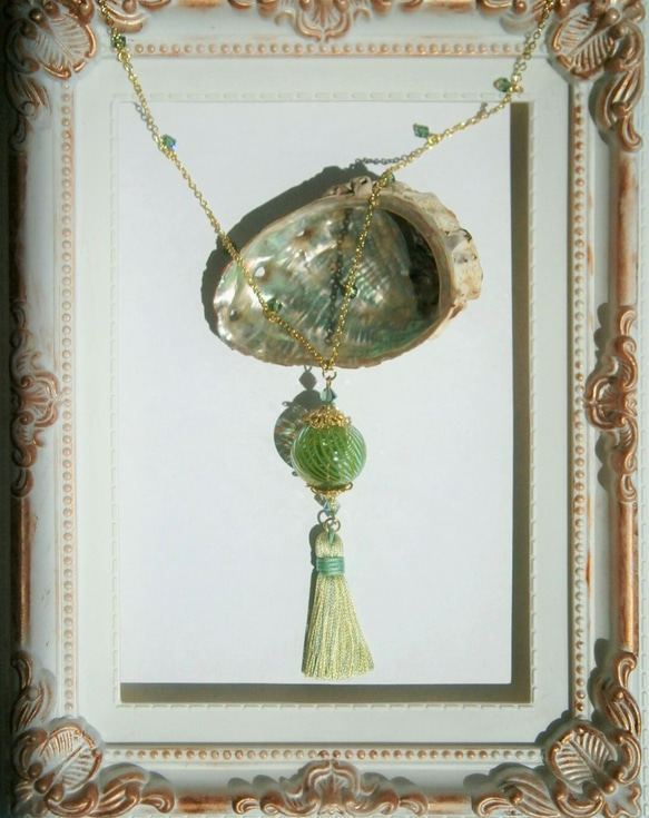 メロンのような吹きガラスのネックレス（スワロフスキー、タッセル） 3枚目の画像