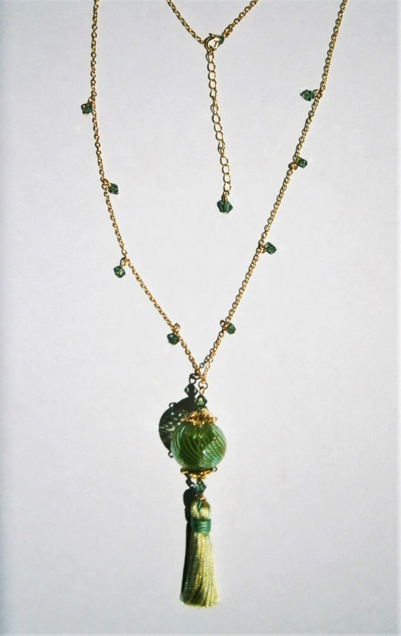 メロンのような吹きガラスのネックレス（スワロフスキー、タッセル） 4枚目の画像