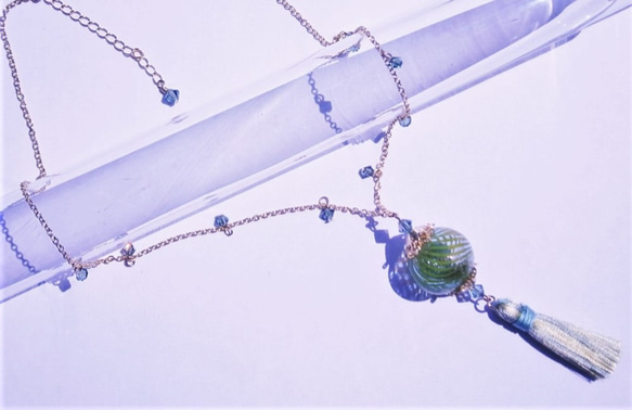 メロンのような吹きガラスのネックレス（スワロフスキー、タッセル） 5枚目の画像