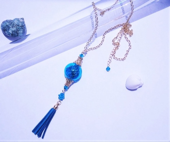 南の海へと想いを掻き立てるブルージルコンのネックレス（吹きガラス+スワロフスキー） 1枚目の画像