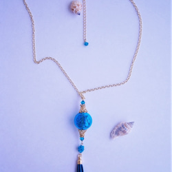 南の海へと想いを掻き立てるブルージルコンのネックレス（吹きガラス+スワロフスキー） 3枚目の画像