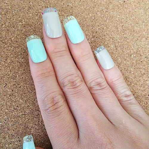 シェル入りクリアフレンチネイル ミントグリーン ネイルチップ（つけ爪