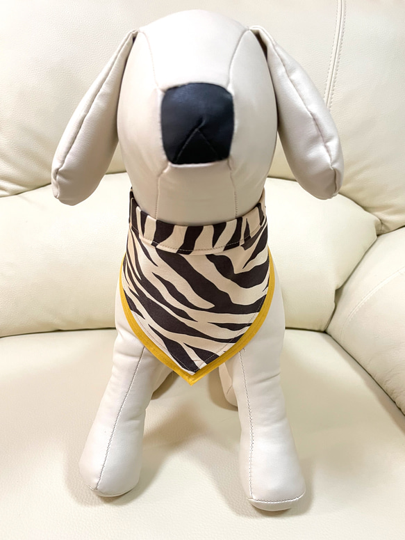 トラ柄(黒) バンダナ　M〜Lサイズ　ペット用　アニマル柄　犬 猫 サファリ 3枚目の画像